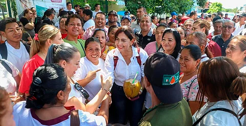 Militantes y simpatizantes de Morena reciben a Gaby Molina en Lázaro Cárdenas