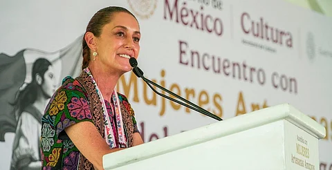Entrega Sheinbaum Créditos a la Palabra a mujeres artesanas de Amuzgo, Guerrero