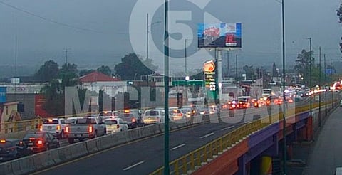 Morelia: chocan en puente de salida a Quiroga