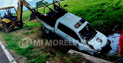 Policías iban a atender reporte de gente armada y vuelcan, en Tepalcatepec