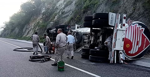 Persisten trabajos tras volcadura de pipa de Pemex en la Siglo XXI; cierre continúa