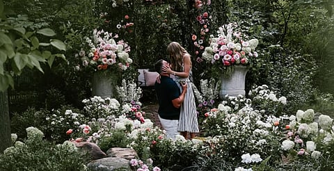 ¡Taylor Swift y Travis Kelce se comprometen! Así fue la romántica propuesta en un jardín