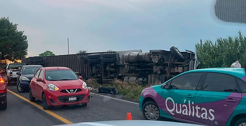 Tráiler vuelca en la Morelia–Uruapan; paso restringido y tráfico intenso