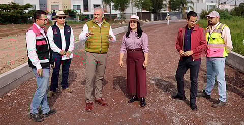 Bedolla supervisa obra de concreto hidráulico en avenida Amalia Solórzano; durará más de 5 décadas
