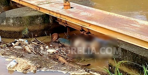 Michoacán: hallan cadáver envuelto en plástico atorado en compuerta de canal de riego