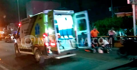 Choque entre moto y auto deja 2 heridos en Libramiento de Morelia; mujer cayó del puente