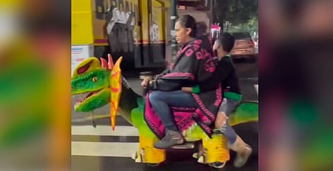 Italika la busca para regalarle un "dinocasco" personalizado