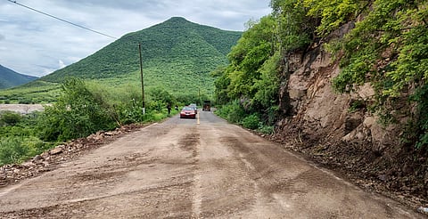 Restablecen circulación en carretera Morelia–Tepalcatepec tras deslave