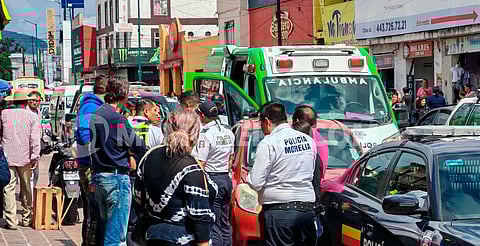 Mujer resulta herida tras ser impactada por auto en Morelia
