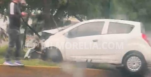 Chava impacta su auto contra árbol esta mañana en Morelia