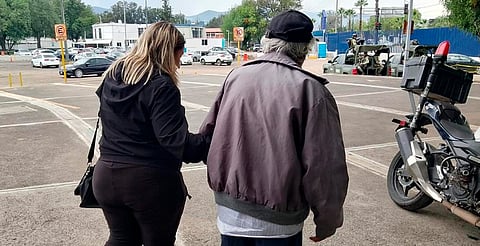 Localizan a adulto mayor extraviado en Morelia y lo reúnen con su familia