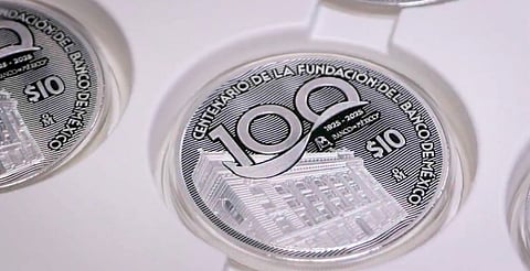 Banxico celebra 100 años con moneda de plata y billetes conmemorativos