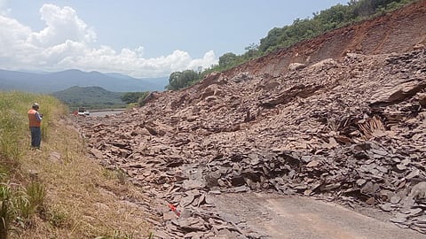 Derrumbe cierra totalmente autopista Pátzcuaro–Lázaro Cárdenas