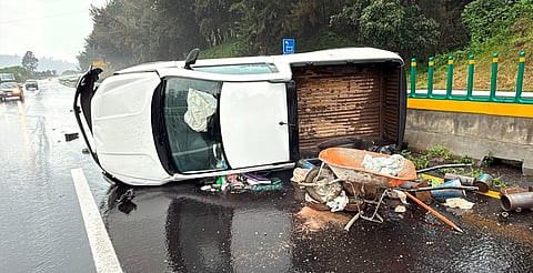 Camioneta vuelca en la Pátzcuaro-Uruapan; se restringe circulación a un solo carril