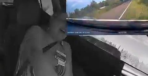Choca auto rentado por contestar mensaje en el celular
