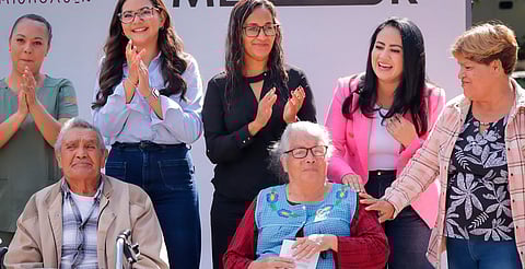 Gladyz Butanda y DIF Michoacán entregan aparatos auditivos a adultos mayores