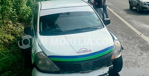 Taxi se impacta contra paredón en la Morelia-Pátzcuaro; no hay lesionados