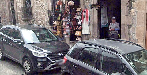 Franeleros no deben exigir dinero por cuidar o estacionar autos en calles de Morelia: comisario