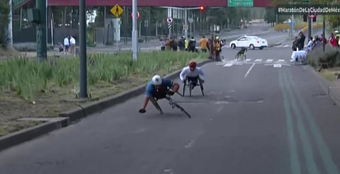 VIDEO: bache provoca caída de atletas en silla de ruedas durante Maratón CDMX 2025