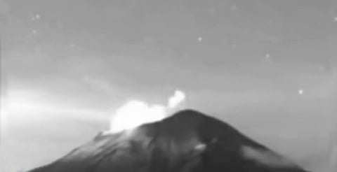 VIDEO: más de 30 objetos luminosos rodean al Popocatépetl durante una hora