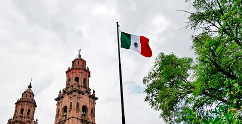 Dan inicio a las fiestas patrias con izamiento de la bandera nacional