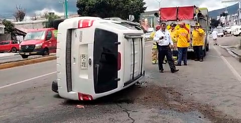 Camioneta vuelca tras chocar contra poste en Libramiento de Morelia