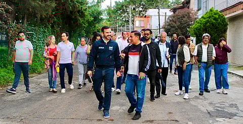 Yankel Benítez escucha y atiende a vecinos de la colonia Mariano Michelena