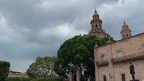 Mañana nubosa y ligera lluvia, por la noche en Morelia