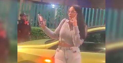 ‘Lady Cerda’ insulta a policía tras salir de concierto