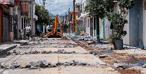 Sustituyen red de agua potable en la Adolfo López Mateos para mejor presión y calidad