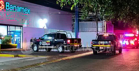Sujetos armados roban vehículo afuera de banco en Calzada La Huerta de Morelia