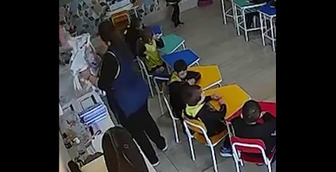 VIDEO: maestra le tumba diente a niño tras golpearlo en la cabeza, en Brasil