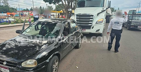Aparatoso accidente en la avenida Morelos Norte de Morelia; se impactan auto y tractocamión