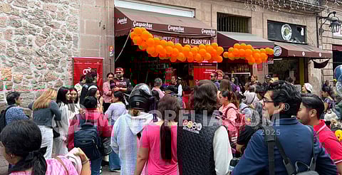 Cientos hacen fila por un gaspacho gratis en La Cerrada de San Agustín, en Morelia