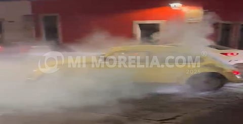 Se incendia Vocho en pleno Centro Histórico de Morelia; ciudadanos evitan tragedia