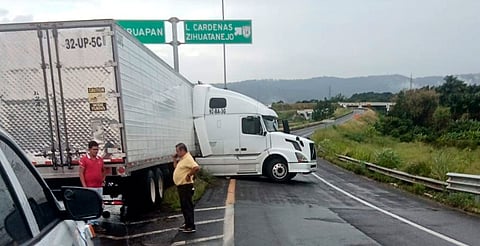 Choque de tráiler causa cierre parcial en autopista Pátzcuaro–Uruapan