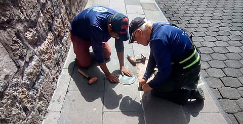 Sellan orificio de luminaria robada en el Centro de Morelia para evitar accidentes