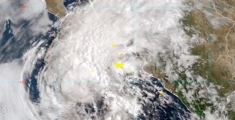 Lorena pierde fuerza, pero sigue generando lluvias torrenciales al noroeste de México