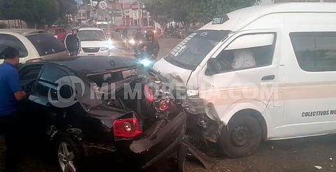 Fuerte carambola en zona de El Pipila; combi se habría quedado sin frenos