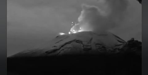 VIDEO: Volcán Popocatépetl lanza lava durante tormenta eléctrica; Semáforo, en Amarillo Fase 2