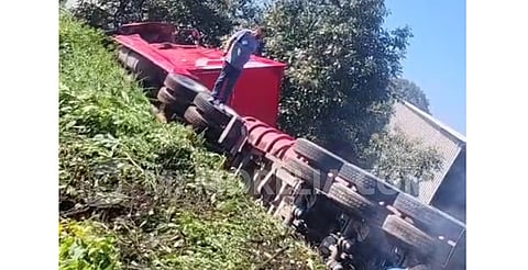 Vuelca tráiler en la "Curva del Diablo", carretera Uruapan-Paracho