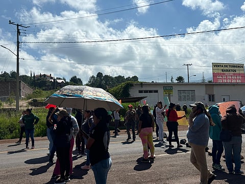Manifestantes bloquean la Morelia-Quiroga, a la altura de Iratzio