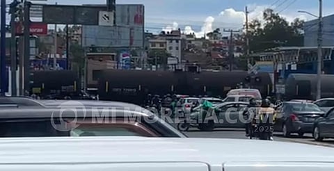 VIDEO: Embisten a motociclista cerca de vías del tren, en Morelia