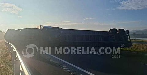 Vuelca tráiler en tramo de autopista Huaniqueo-Cuitzeo