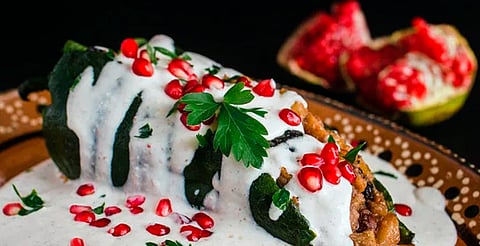 ¿Vas a preparar chiles en nogada? Aquí los precios del chile poblano y granada roja