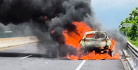 Vehículo se incendia en la Siglo XXI, tramo Pátzcuaro–Uruapan