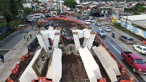 Avanza construcción de puente superior La Hielera en Uruapan: Bedolla