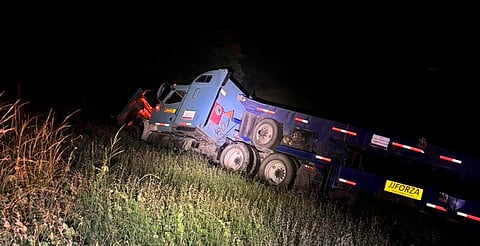 Tractocamión se sale del camino en la autopista Nueva Italia–Lázaro Cárdenas