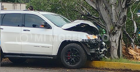 Camioneta choca contra árbol en el periférico de Morelia