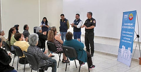 Yankel Benítez entrega mochilas de emergencia en Morelia